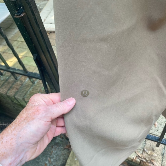 Lululemon wide leg pant, size 6,  NWT - Picture 4 of 5